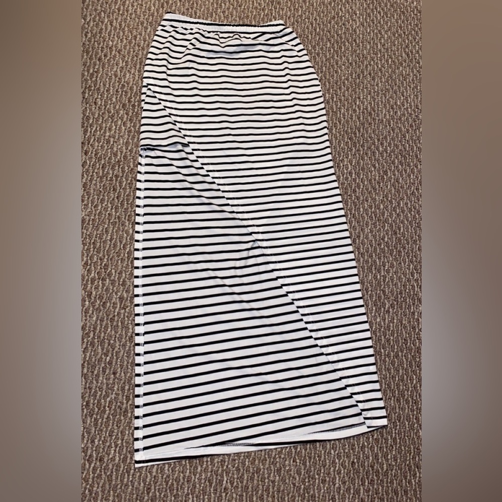 Black and white maxi skirt with a slit on side.
